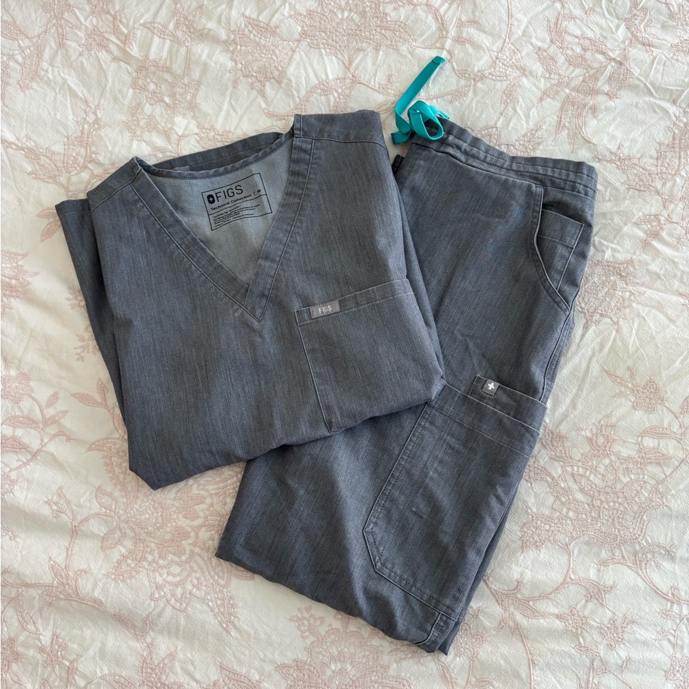 Figs Women’s Gray Scrub Set